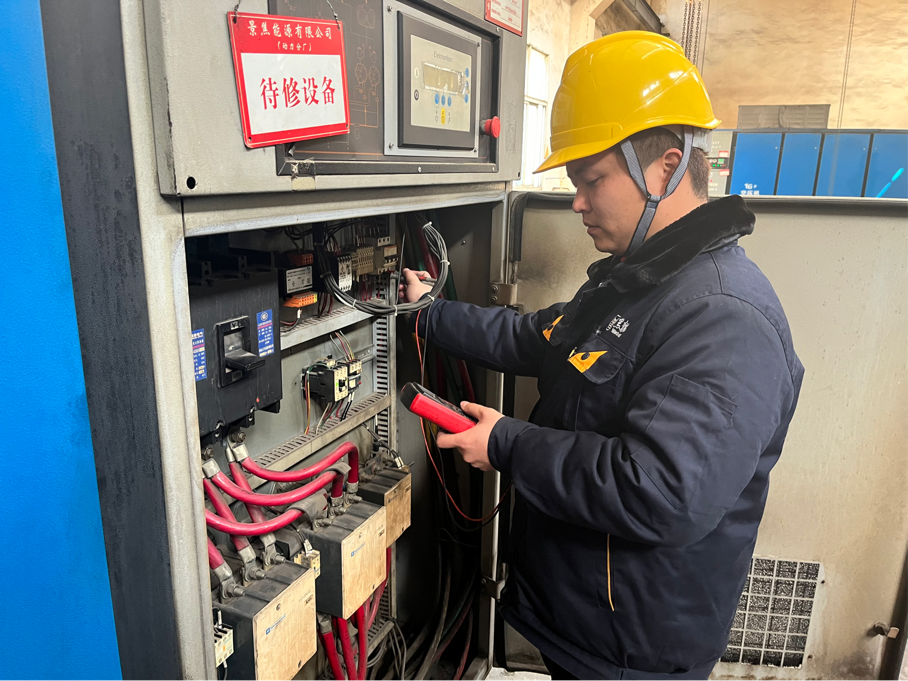 程紹斌在空壓站空壓機巡檢排故.png 程紹斌在空壓站空壓機巡檢排故.png