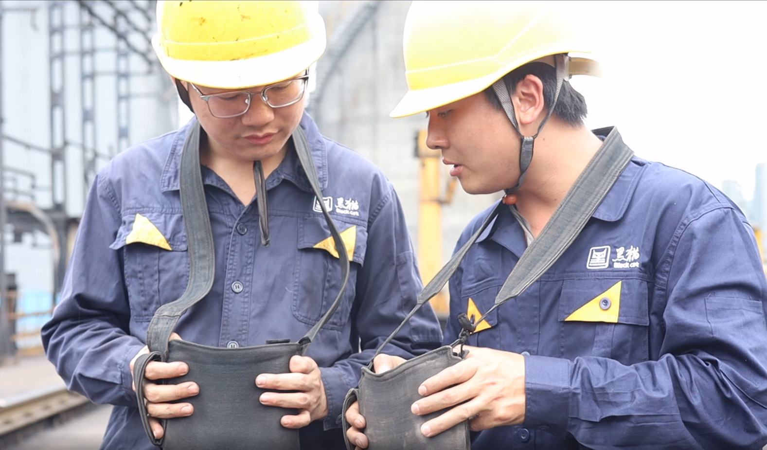 丁洪毅指導(dǎo)新員工測(cè)爐溫.jpg 丁洪毅指導(dǎo)新員工測(cè)爐溫.jpg