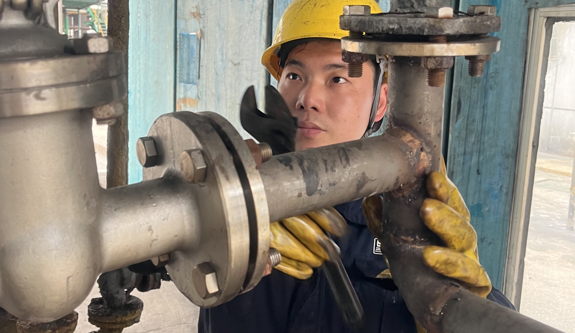 饒智武在現(xiàn)場檢修設(shè)備 (1).jpg 饒智武在現(xiàn)場檢修設(shè)備 (1).jpg