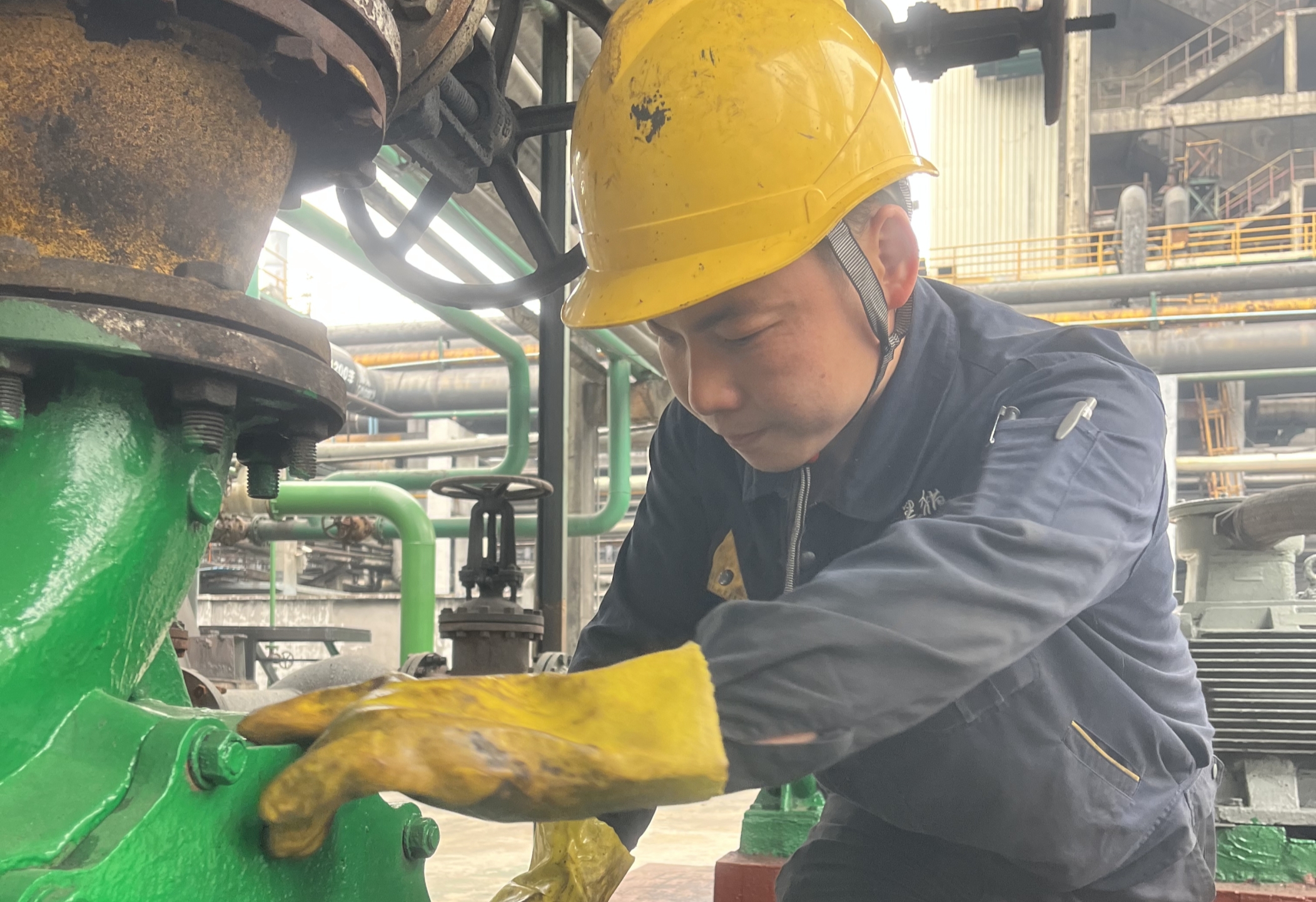 饒智武在現(xiàn)場檢修設(shè)備 (2).jpg 饒智武在現(xiàn)場檢修設(shè)備 (2).jpg