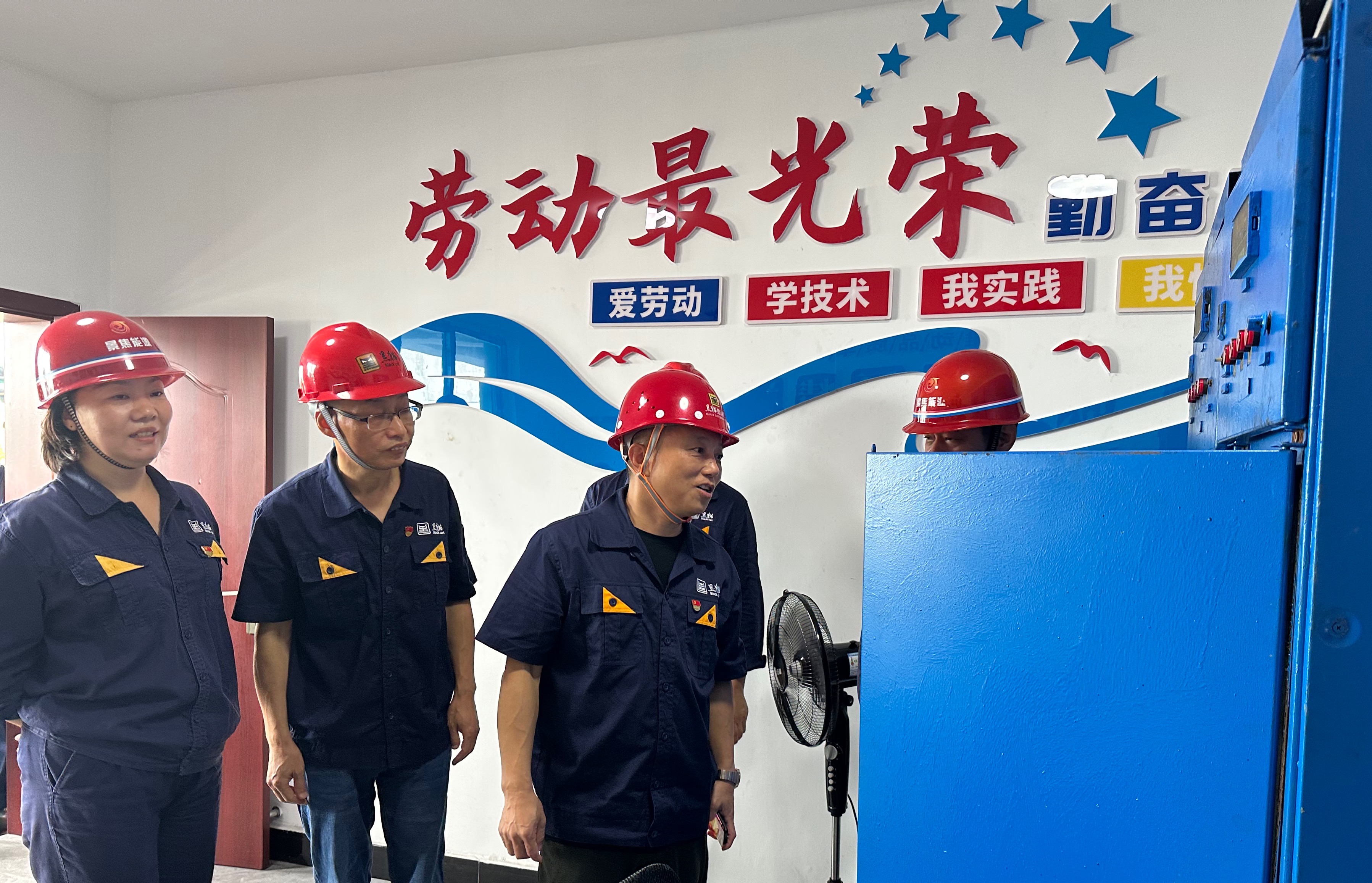 景焦能源公司舉行黑貓集團勞動技能實訓(xùn)基地揭牌儀式 (1).jpg 景焦能源公司舉行黑貓集團勞動技能實訓(xùn)基地揭牌儀式 (1).jpg