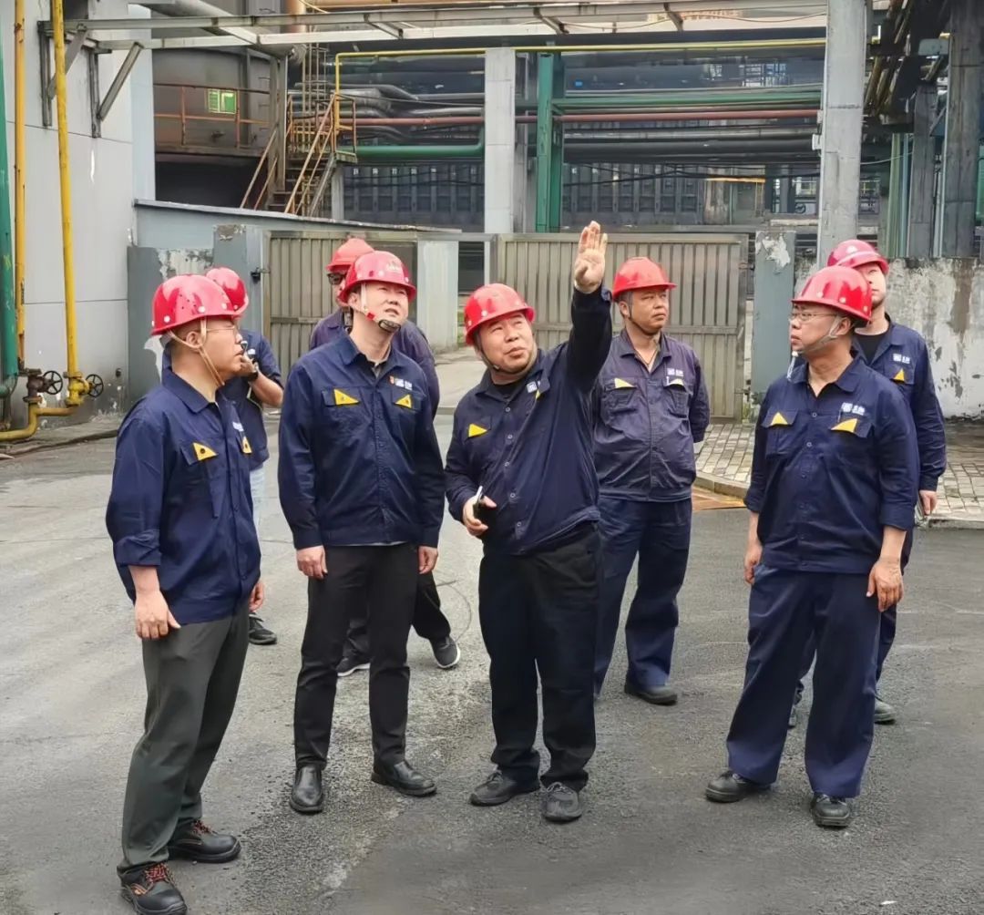 徐熠一行進行安全生產(chǎn)檢查.jpg 徐熠一行進行安全生產(chǎn)檢查.jpg