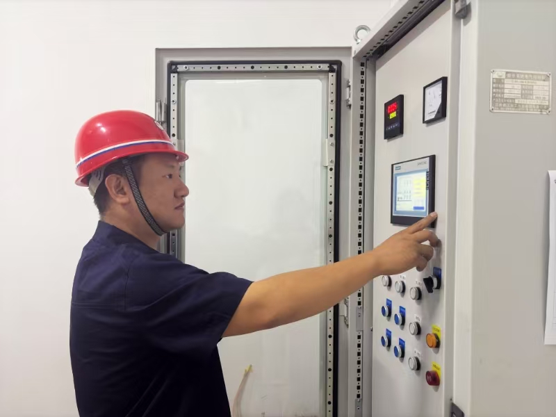 認真檢測配電設(shè)施.jpg 認真檢測配電設(shè)施.jpg