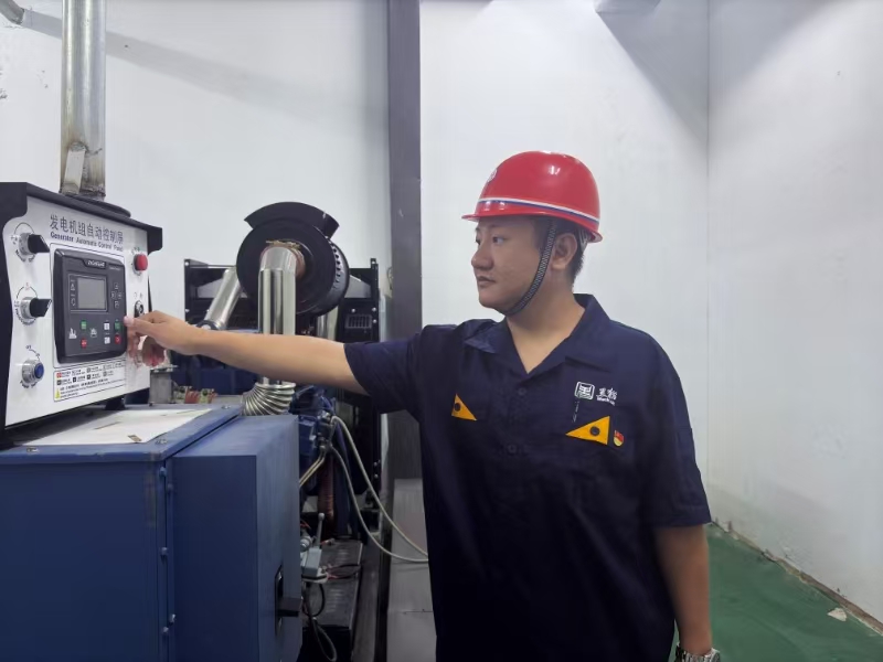 日常巡查發(fā)電機組.jpg 日常巡查發(fā)電機組.jpg