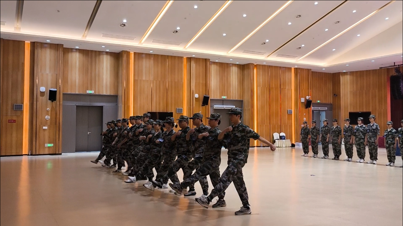 軍訓(xùn)現(xiàn)場(chǎng)02.jpg 軍訓(xùn)現(xiàn)場(chǎng)02.jpg