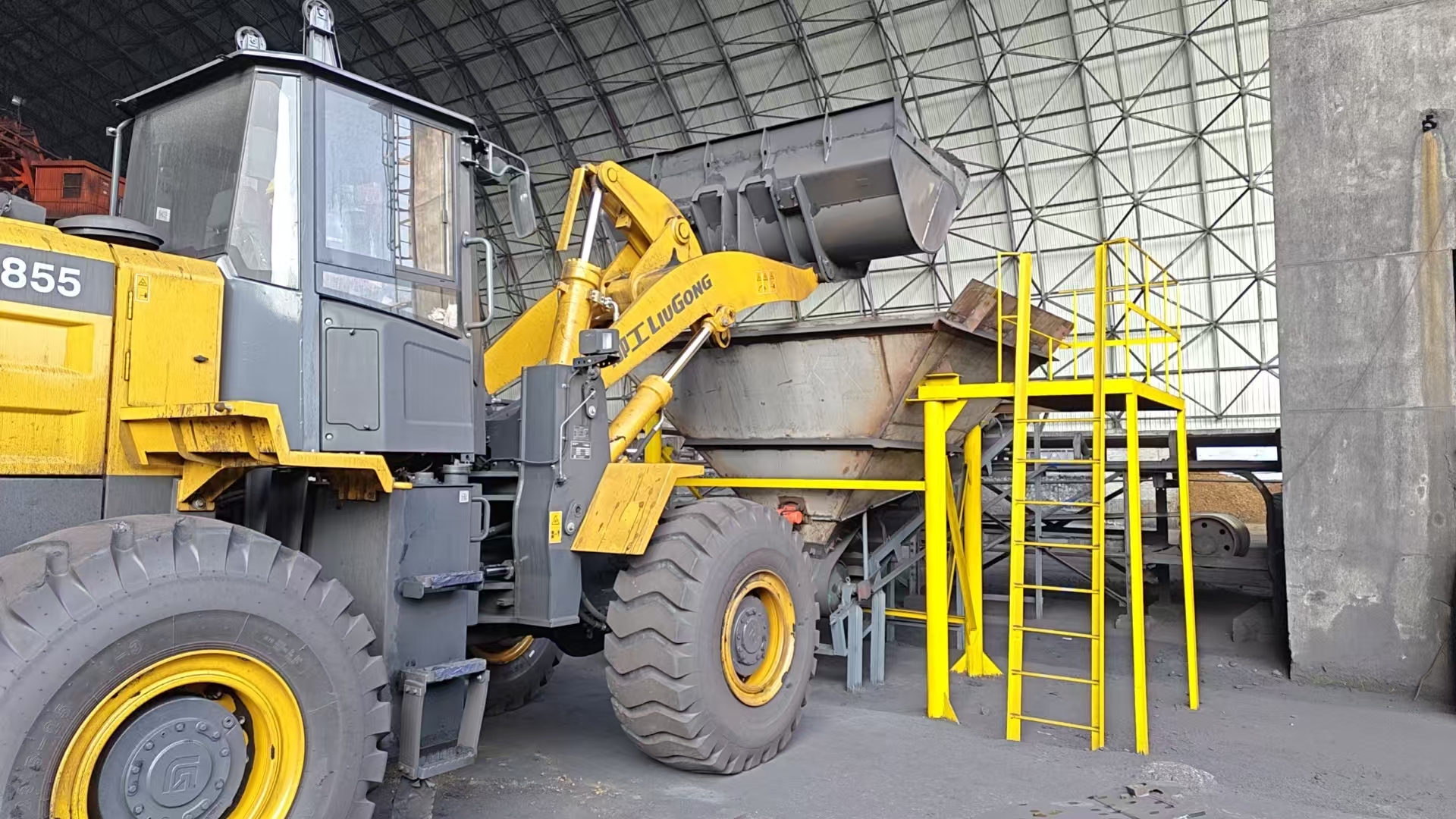 對(duì)進(jìn)廠煤進(jìn)行分區(qū)分類(lèi)擺放 景焦能源公司沈穎攝.jpg 對(duì)進(jìn)廠煤進(jìn)行分區(qū)分類(lèi)擺放 景焦能源公司沈穎攝.jpg