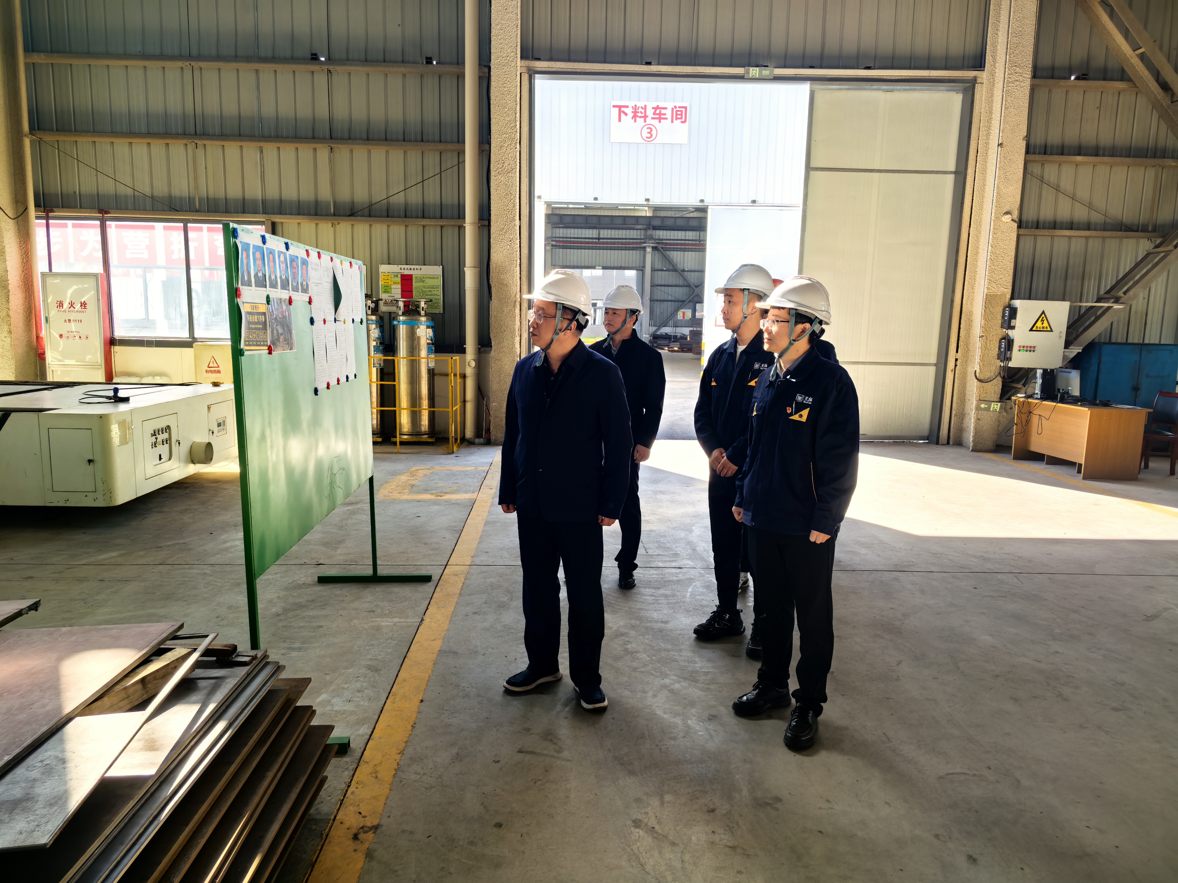 圖2 汪羽督導安全生產現(xiàn)場.jpg 圖2 汪羽督導安全生產現(xiàn)場.jpg