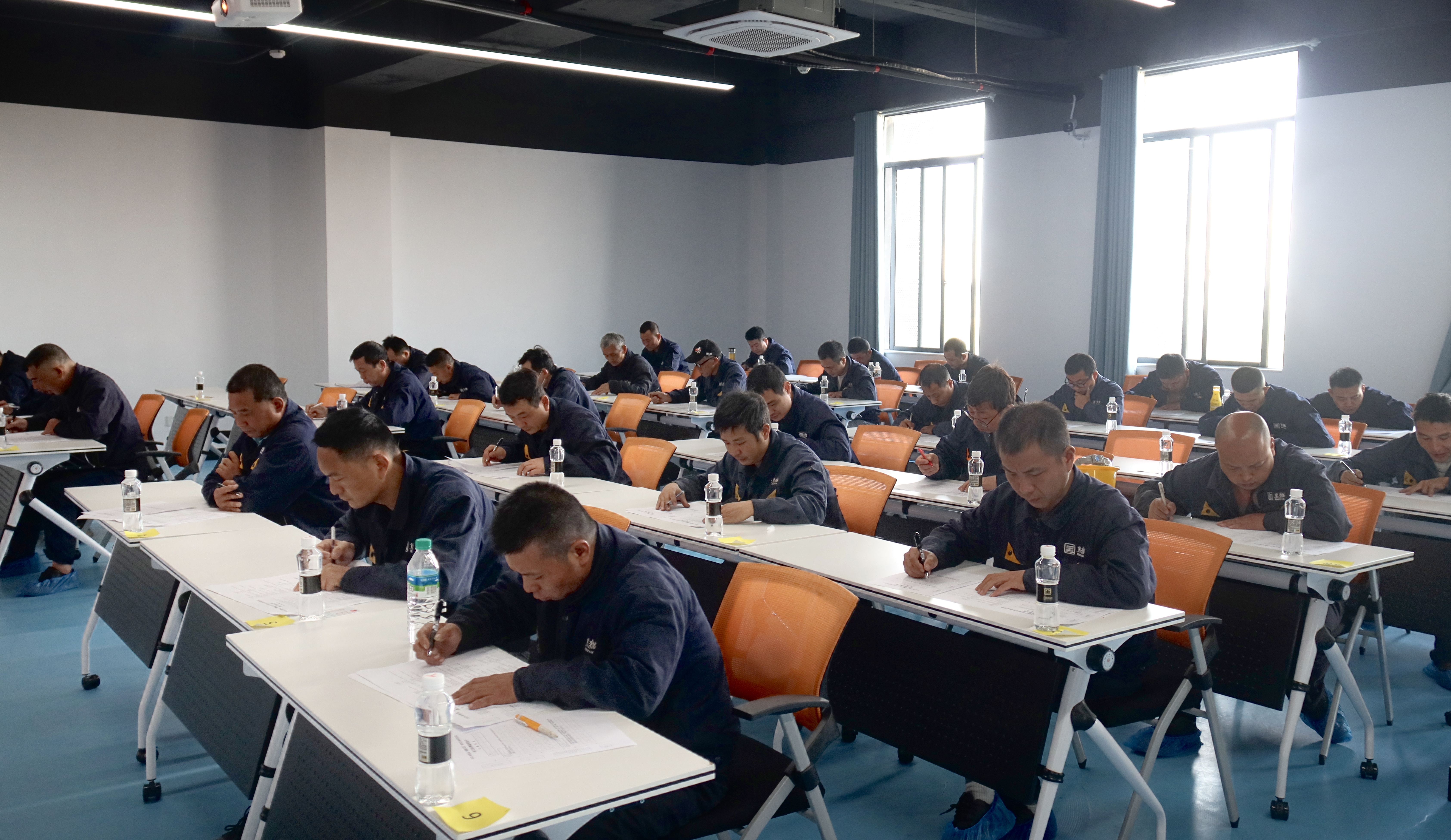 選手認(rèn)真答題01.jpg 選手認(rèn)真答題01.jpg